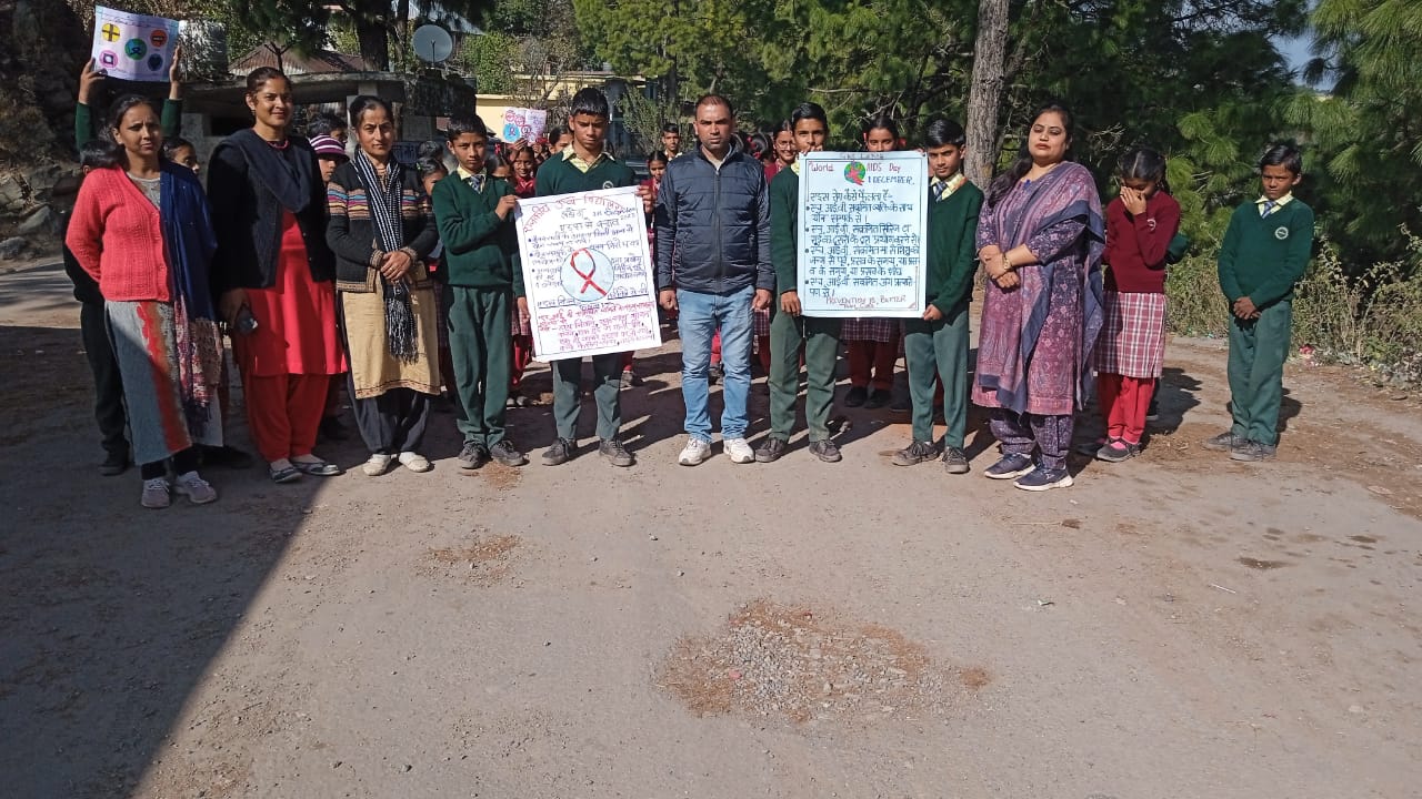 राजकीय उच्च विद्यालय लड़ोग में विश्व एड्स दिवस पर विद्यार्थियों द्वारा निकाली गई रैली लोगो को किया गया जागरूक