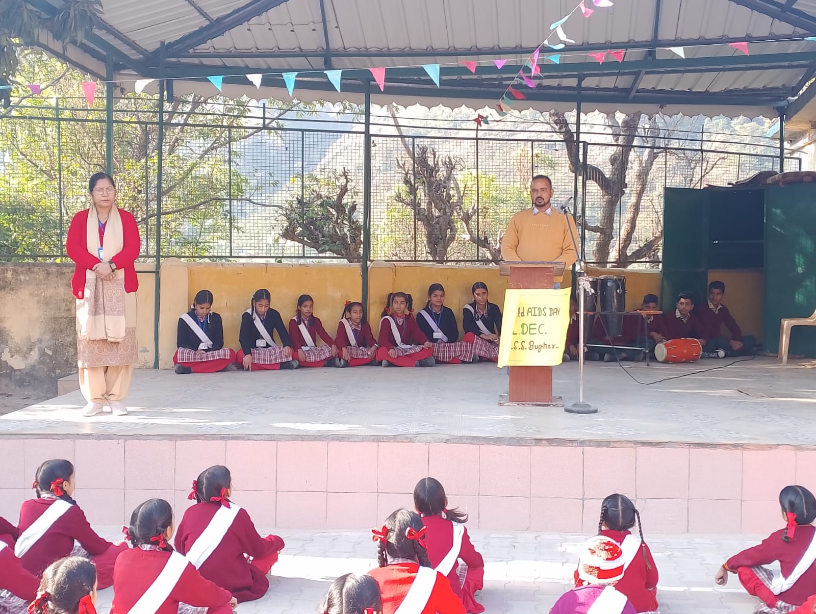 विभिन्न विद्यालयों में विश्व एड्स दिवस पर हुए कार्यक्रम आयोजित