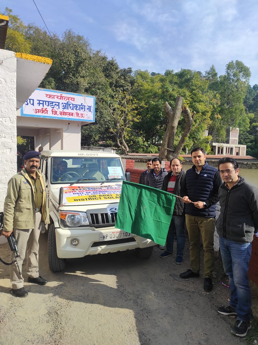 ईवीएम डेमोंस्ट्रेशन वैन को हरी झंडी दिखाते तहसीलदार रमन ठाकुर