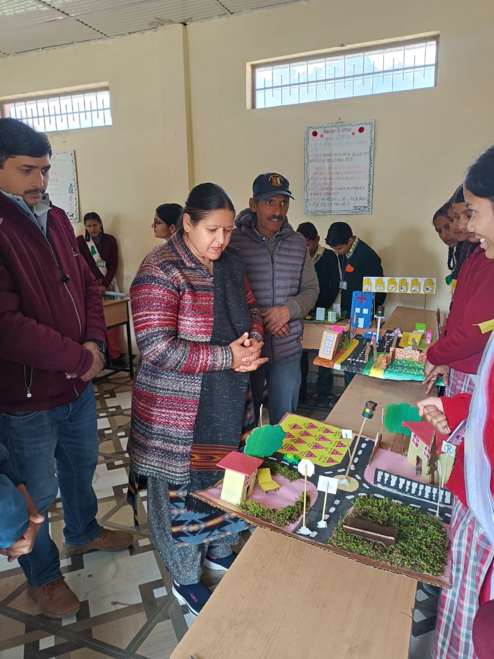 विद्यालय की प्रधानाचार्य द्वारा किया गया मांगू विद्यालय में रोड सेफ्टी क्लब की ओर से आयोजित मॉडल प्रदर्शनी का उद्घाटन