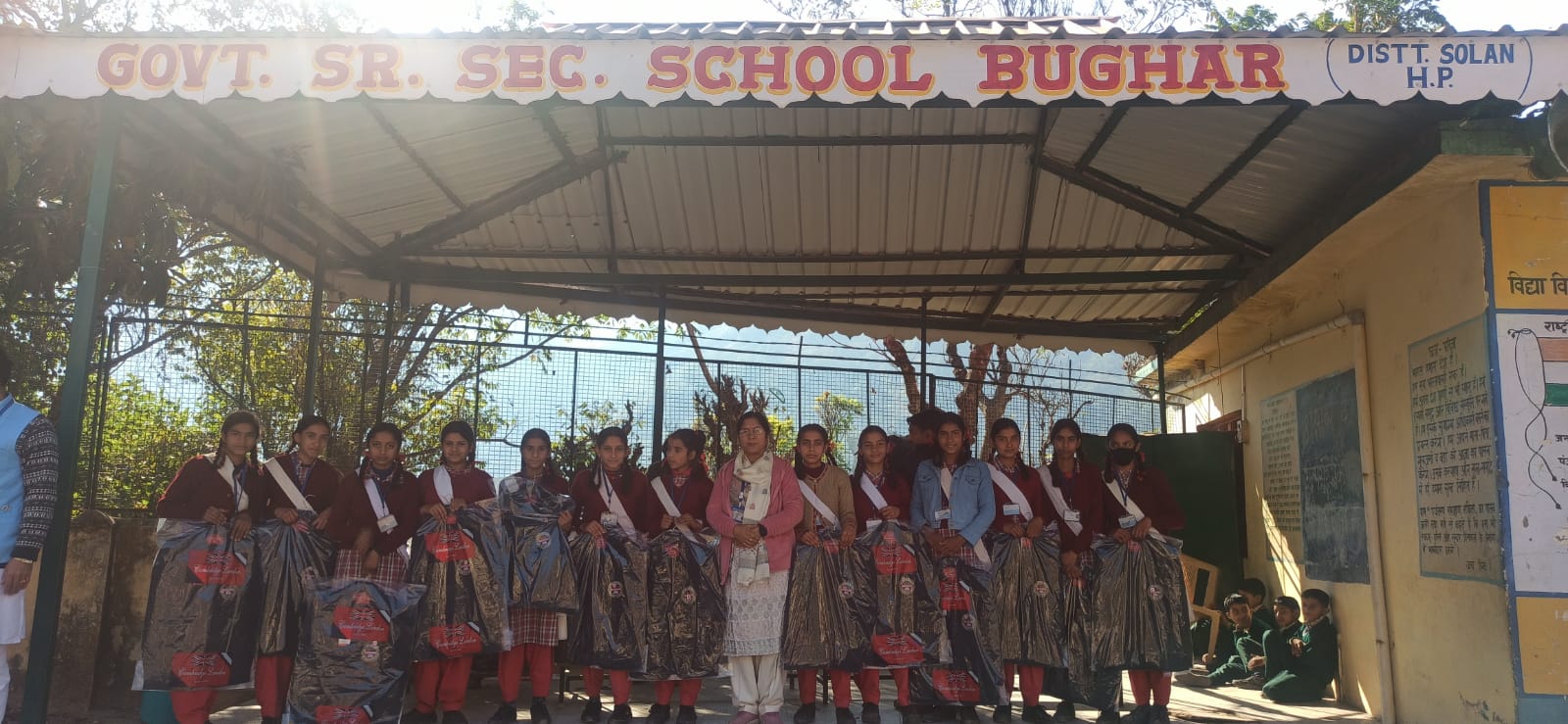 बुघार विद्यालय की प्रधानाचार्य रेखा राठौर ने विद्यार्थियों को अपने धनराशि से ब्लेजर वितरित किए लोगो ने की प्रशंसा