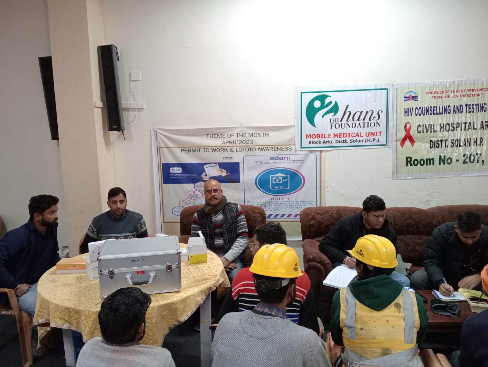 अंबुजा सीमेंट दाड़लाघाट के सभागार में द हंस फाऊंडेशन टीम अर्की के सहयोग से लगाया गया स्वास्थ्य शिविर