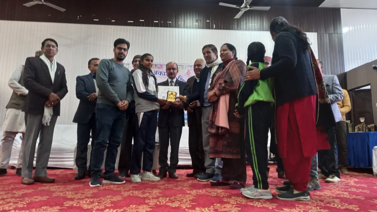 बिलासपुर में आयोजित राज्य स्तरीय संस्कृत श्लोकोच्चारण प्रतियोगिता में विद्यालय की छात्रा मुस्कान ने संस्कृत श्लोक उच्चारण में प्राप्त किया द्वितीय स्थान।