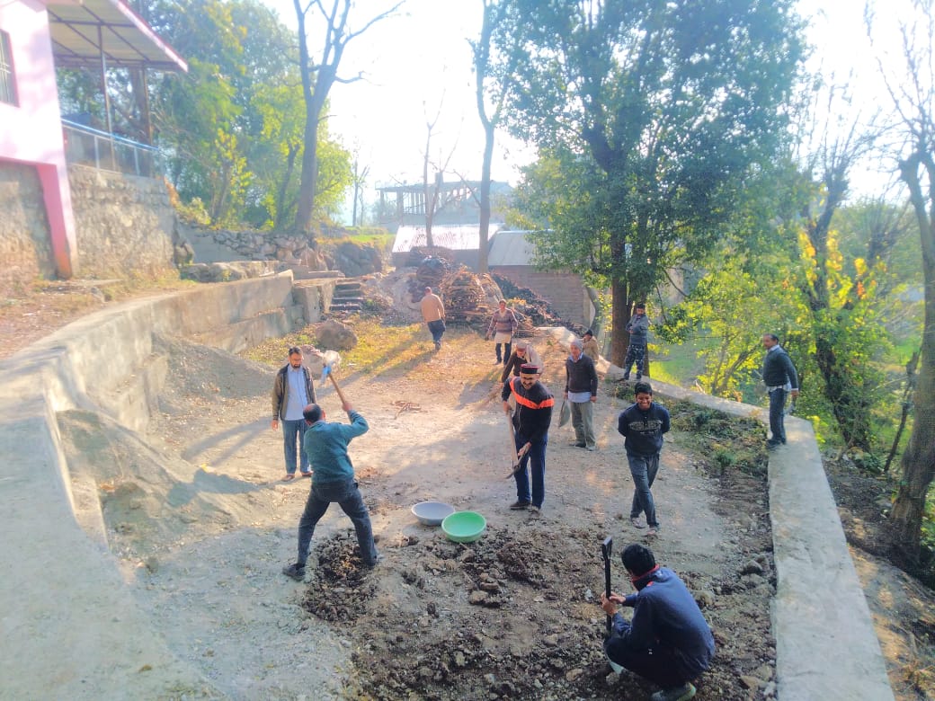 काकड़ा समिति सदस्यों द्वारा  मन्दिर परिसर में की गयी सफाई