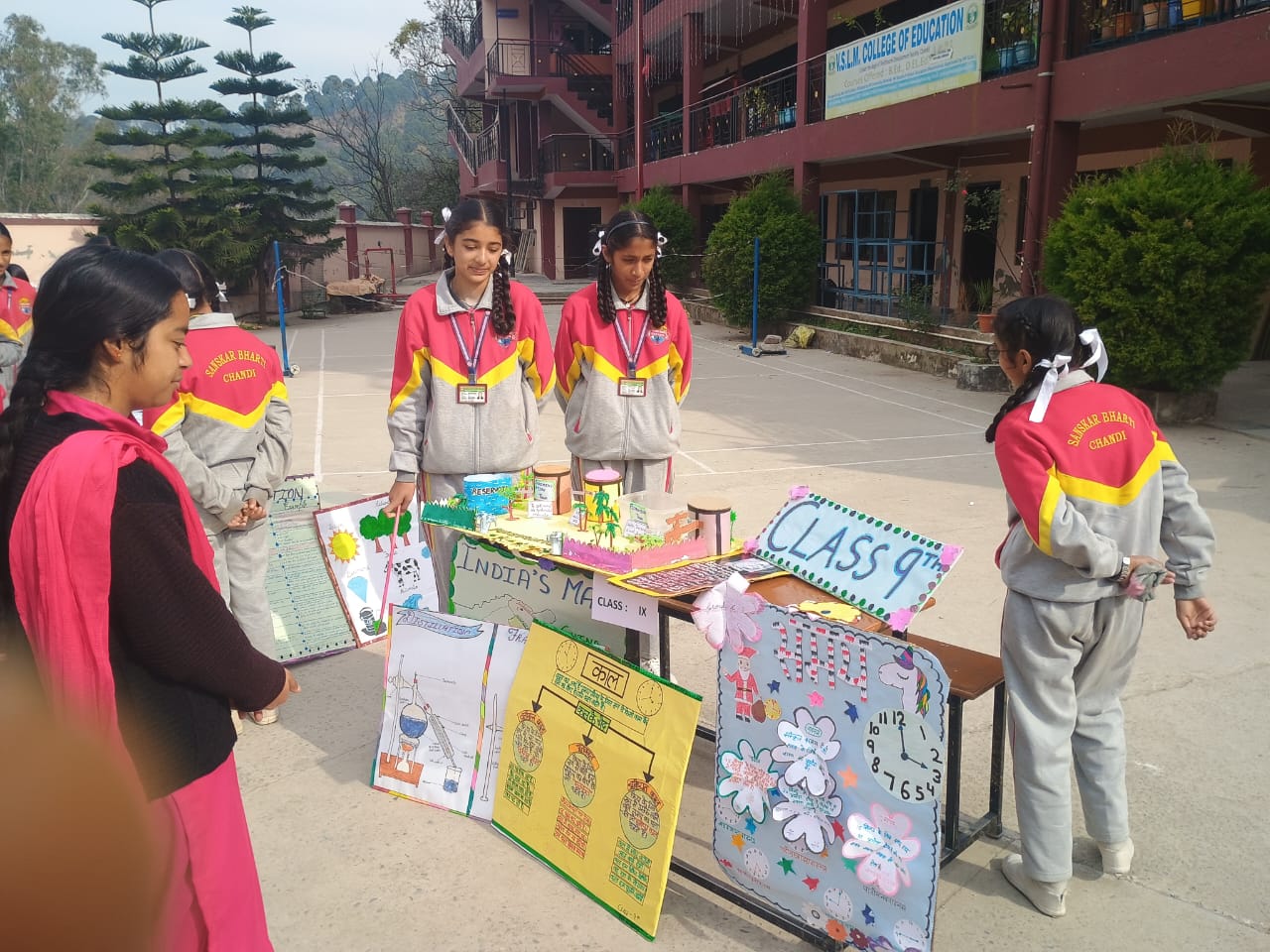 वीएसएलएम संस्कार भारती स्कूल के बच्चों ने शिक्षण अधिगम सामग्री(TLM ) की लगाई प्रदर्शनी। 