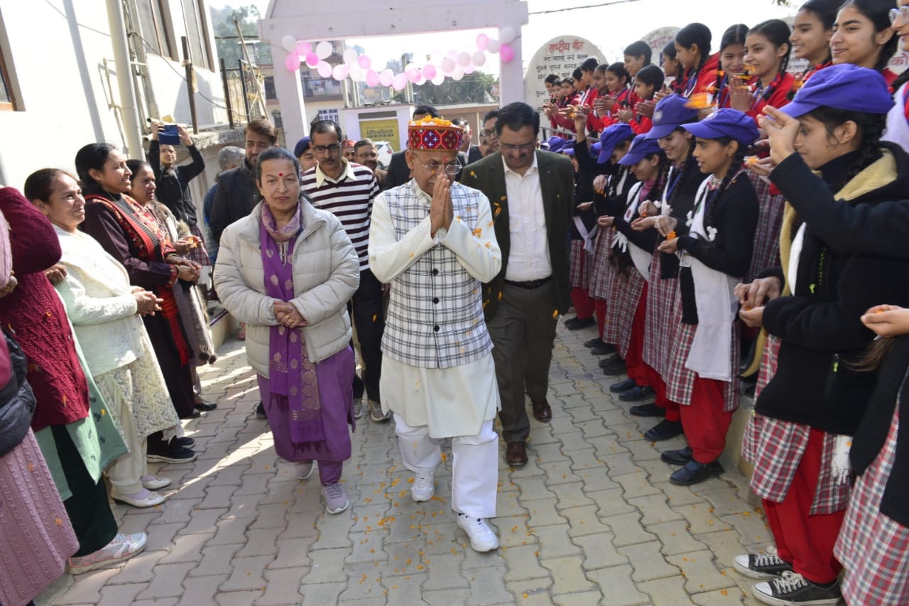 राज्यपाल शिव प्रताप पहूंचे अर्की प्रधनमंत्री के ‘‘परीक्षा पे चर्चा’’ सुनने ।।