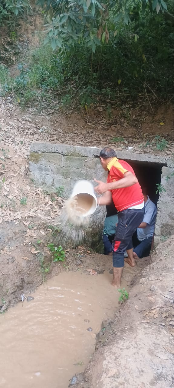 लोहारा गांव वासियों द्वारा की गई अपने परंपरागत जल स्रोत बावड़ी की साफ सफाई।