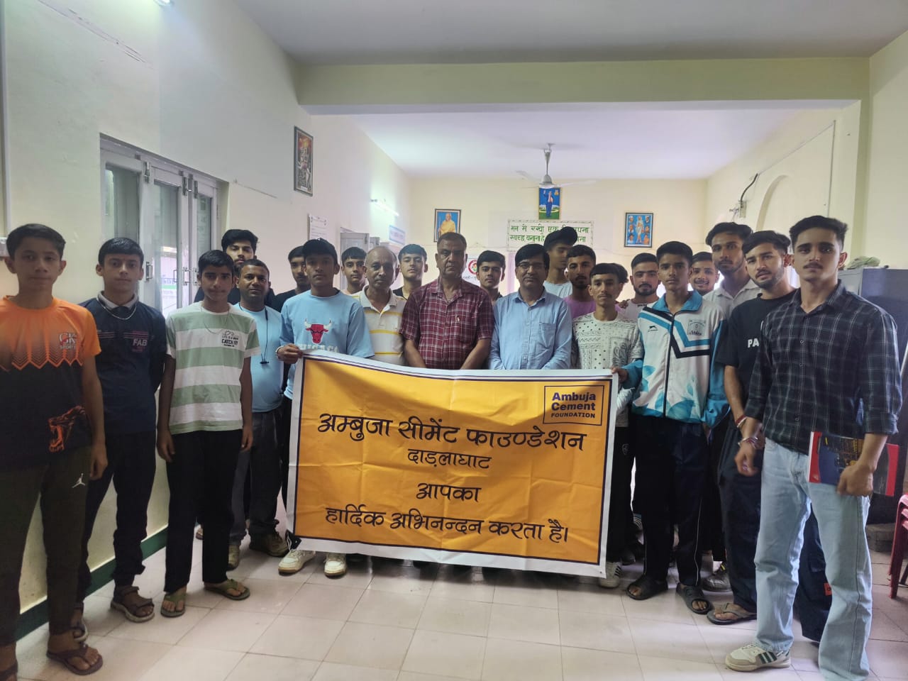 अंबुजा सीमेंट फाउंडेशन की&nbsp; ग्राम पंचायत दाड़लाघाट के सदस्यों व धार्मिक युवा क्लब&nbsp; के सदस्यों के साथ ग्राम पंचायत सभागार में एक हुई संयुक्त बैठक