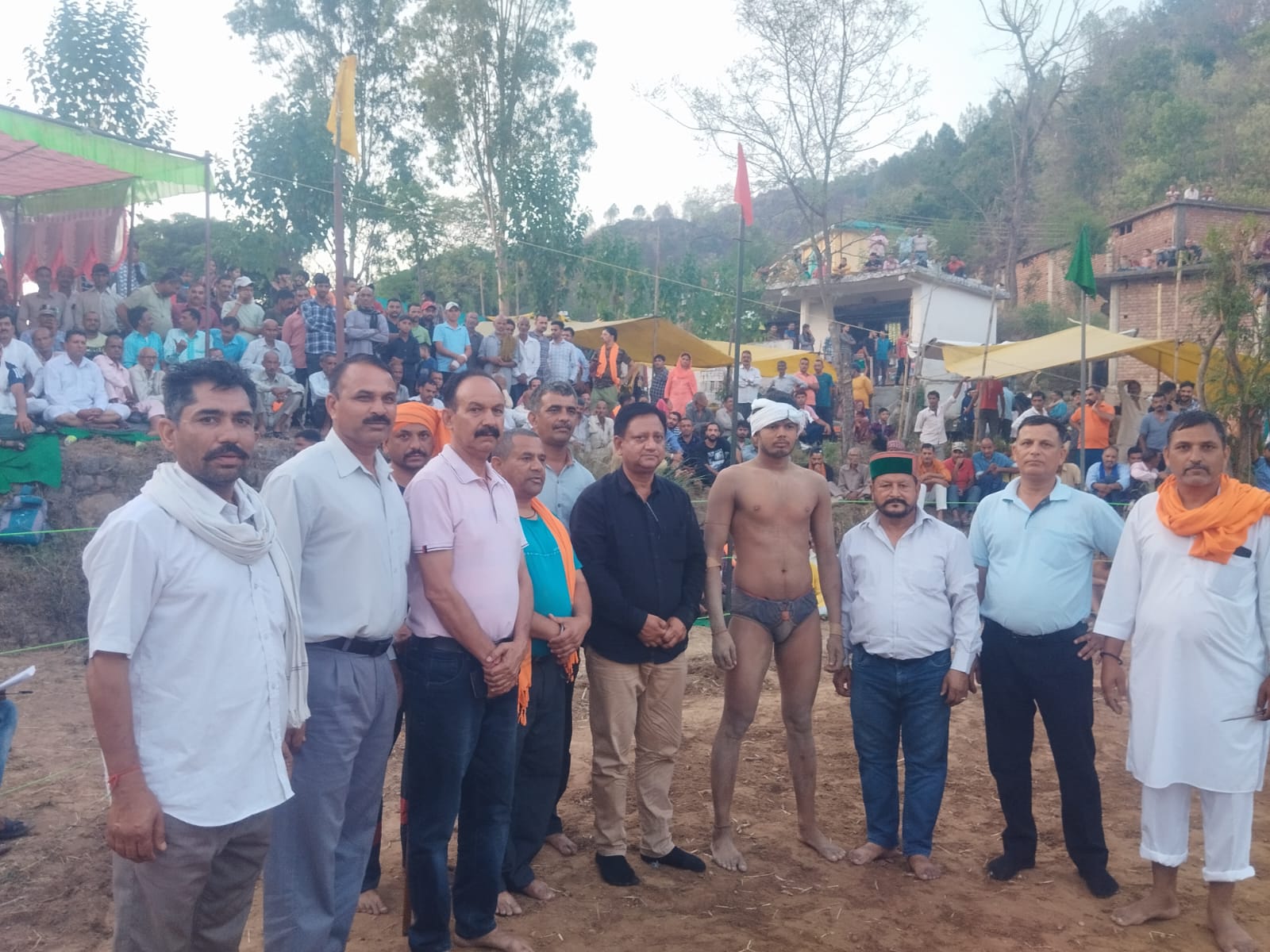 भियुंखरी पंचायत मेआयोजित दंगल में बतौर मुख्य अतिथि पहुंचे राजेन्द्र ठाकुर।