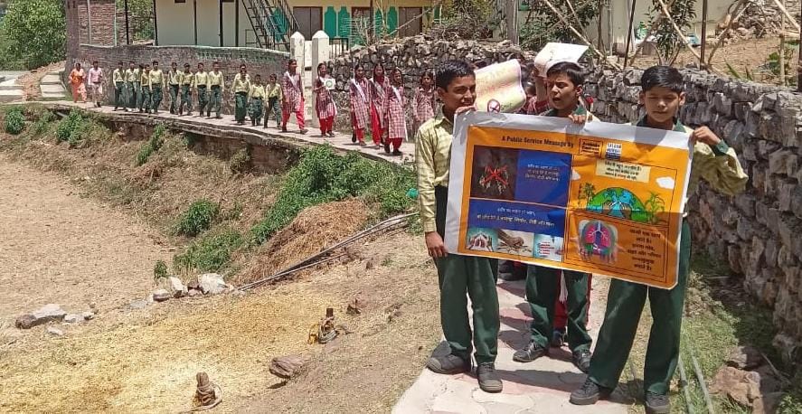 तंबाकू मुक्त स्वास्थ्य विद्यालय कार्यक्रम के तहत धुन्दन में नशे से होने वाले दुष्प्रभाव पर निकाली गई जागरूकता रैली
