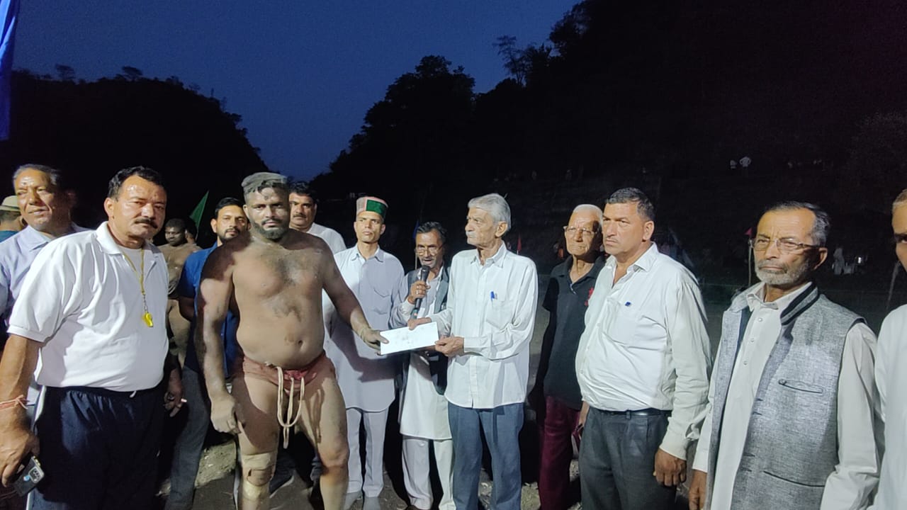 ग्राम पंचायत पारनू के ठेरा में हुआ दंगल का आयोजन