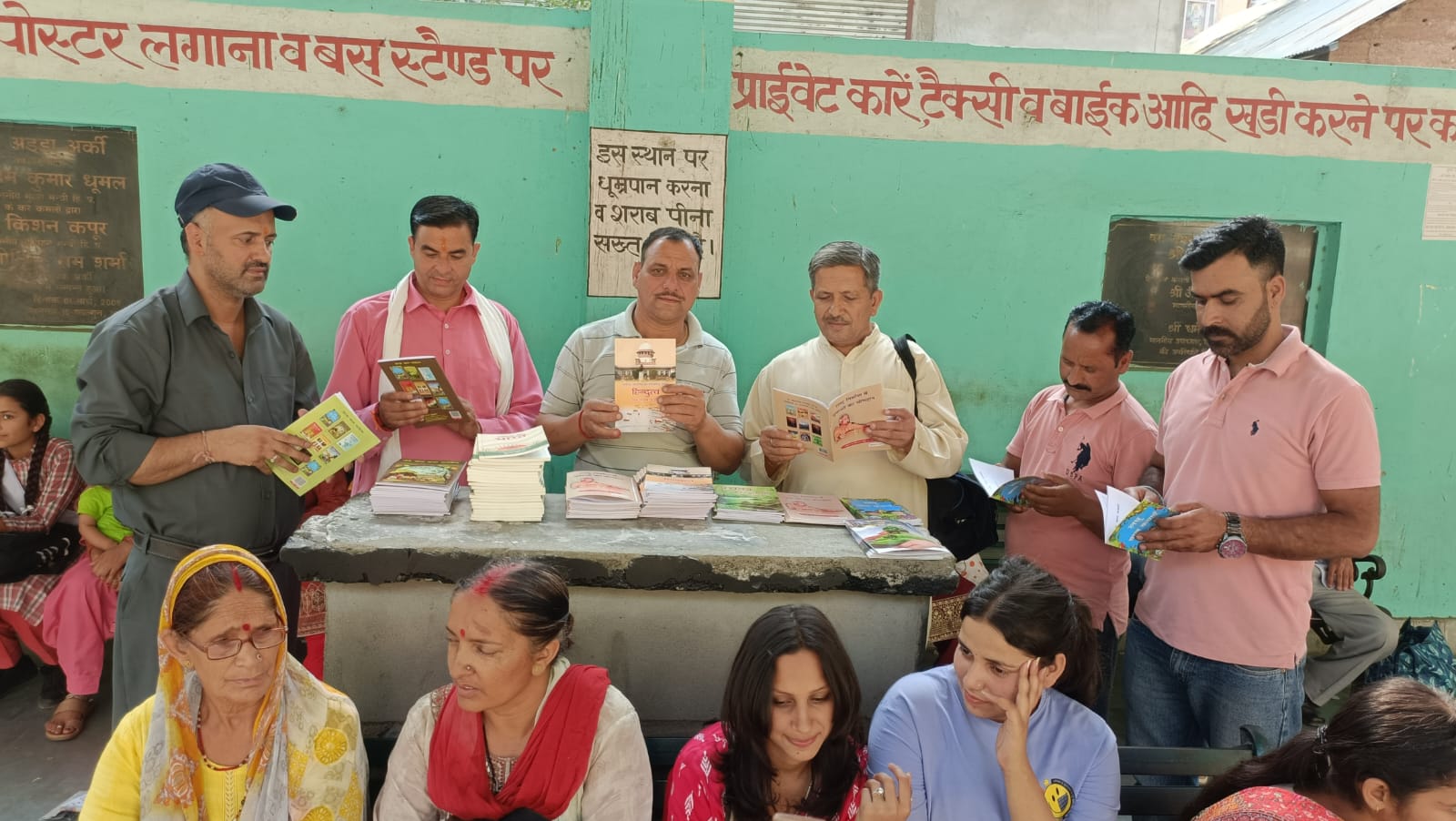 राष्ट्रीय स्वयंसेवक संघ द्वारा अर्की बस अड्डे पर किया गया संघ का साहित्य विक्रय