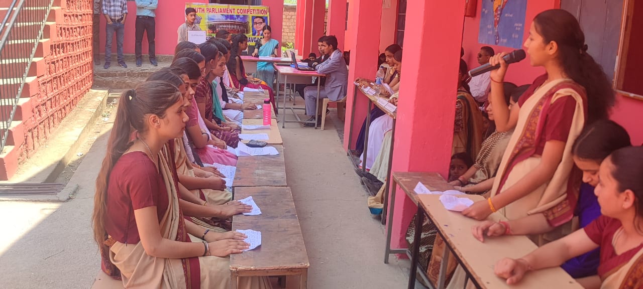 नवगांव में विद्यालय स्तर पर युवा सांसद का किया गया मंचन