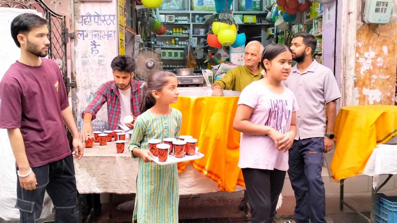 कुनिहार बाजार में लगाई गई छबील।लोगो ने लिया मीठे पानी का आनन्द।