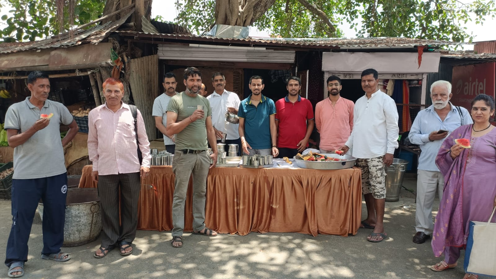 अर्की पुराने बस अड्डे पर व्यापारियों ने लगाये आयुर्वेदिक पेयजल की छबिल व बांटे फल