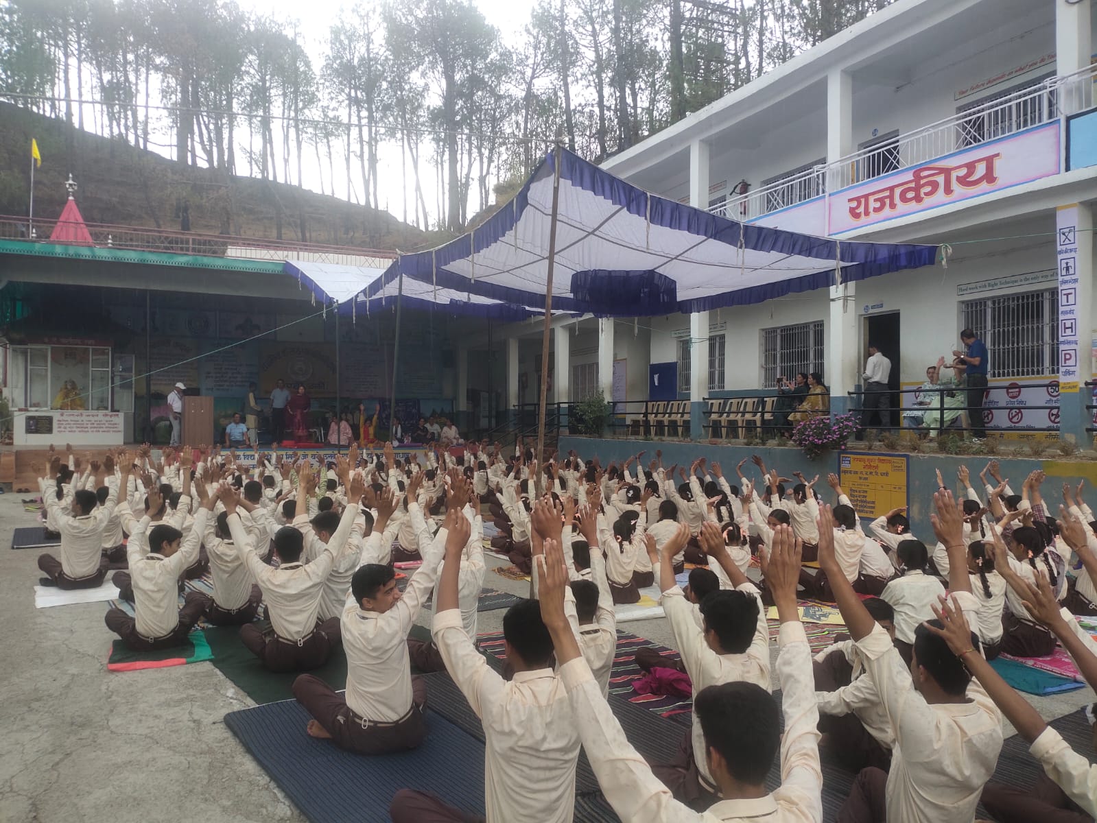 चंडी (अर्की ) विद्यालय ने अंबुजा सीमेंट फाउंडेशन के सौजन्य से मनाया योग दिवस।