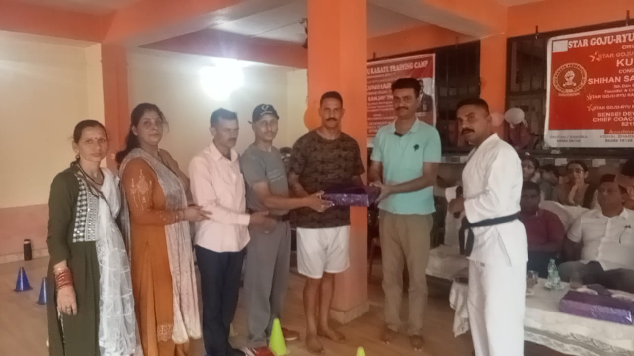 कराटे महारथियों से गुर लेकर अपनी कला को निखारा बच्चो ने।