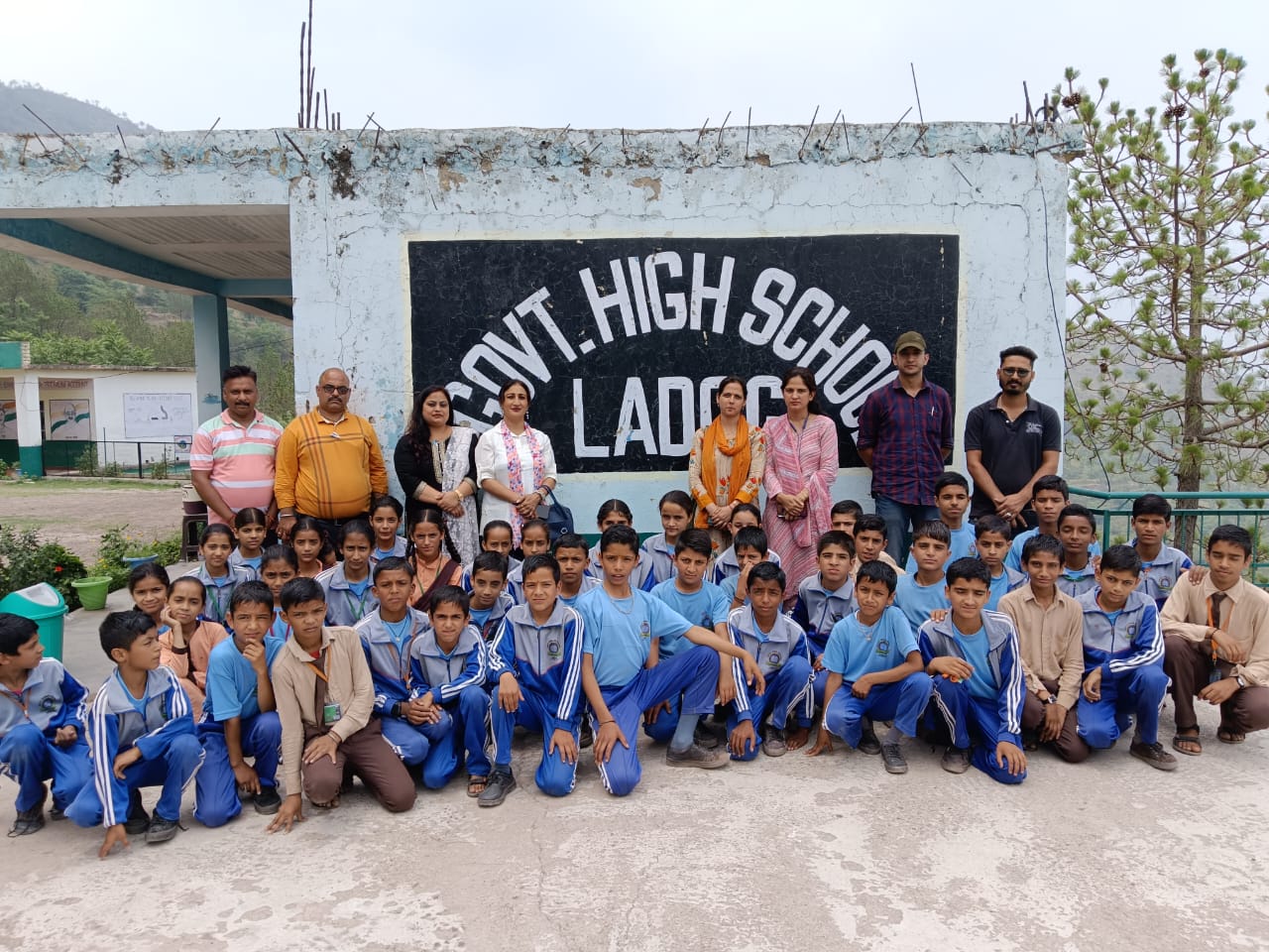 लड़ोग विद्यालय में विद्यार्थियों द्वारा नशा निवारण के लिये ली गयी शपथ