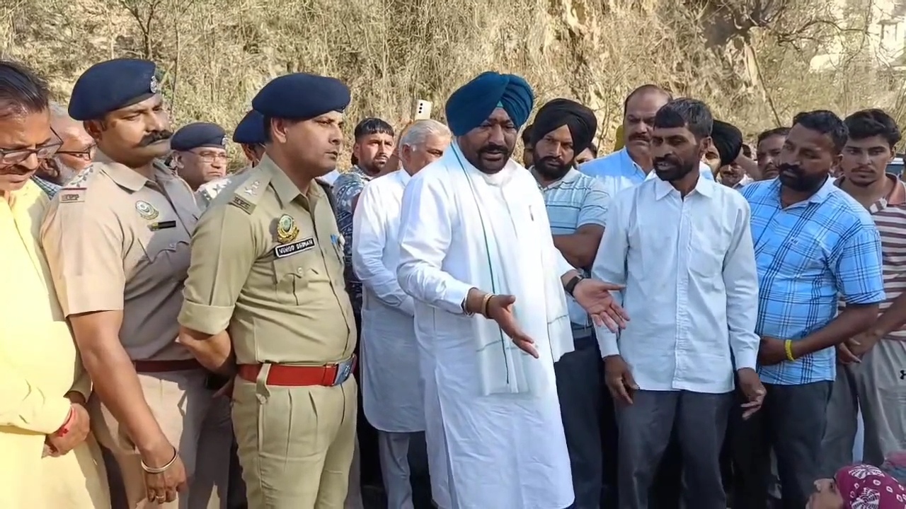 नालागढ़ विधायक हरदीप सिंघ बावा नवविवाहिता नेहा की संदिग्ध मौत के मामले में परिजनों और स्थानीय लोगों को शांत करने पंहुचे