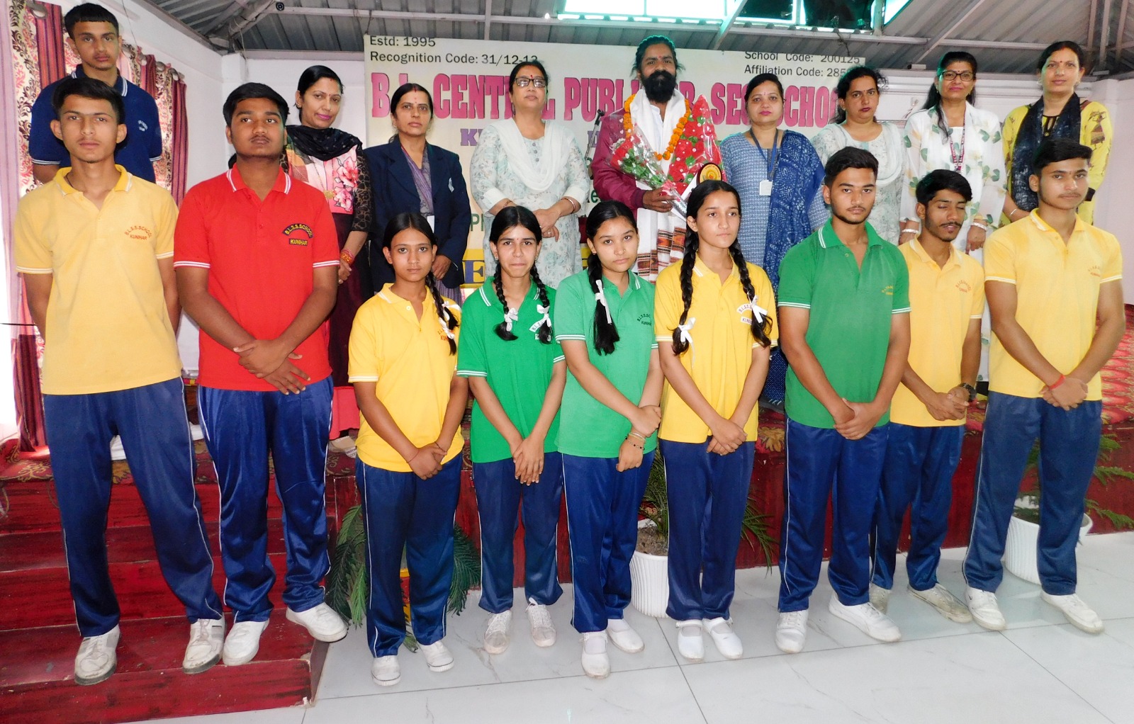 बी एल स्कूल कुनिहार में ह्यूमन टेंपल से राम भाई ने बच्चों को सिखाया योग