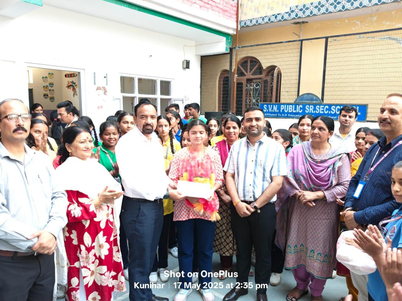 एस वी एन विद्यालय कुनिहार की छात्रा शगुन ने जमा दो की वार्षिक परीक्षा में प्रदेश में 10 वाँ स्थान हासिल कर रचा इतिहास। विद्यालय में पटाखे फोड़कर व मिठाइयां बांटकर मनाया जोरदार जश्न।