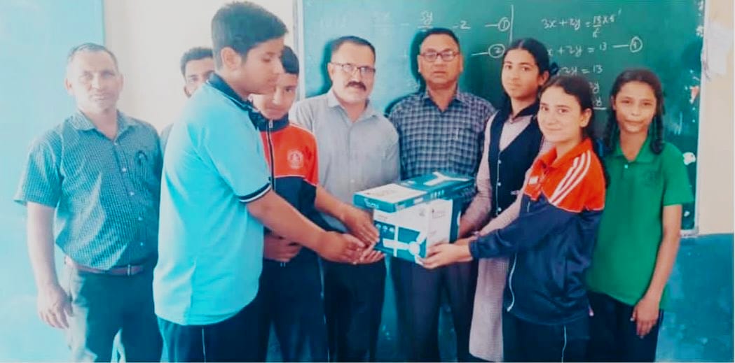 समाजसेवी सुदर्शन शर्मा ने दाड़वा स्कूल को भेंट किये पंखे