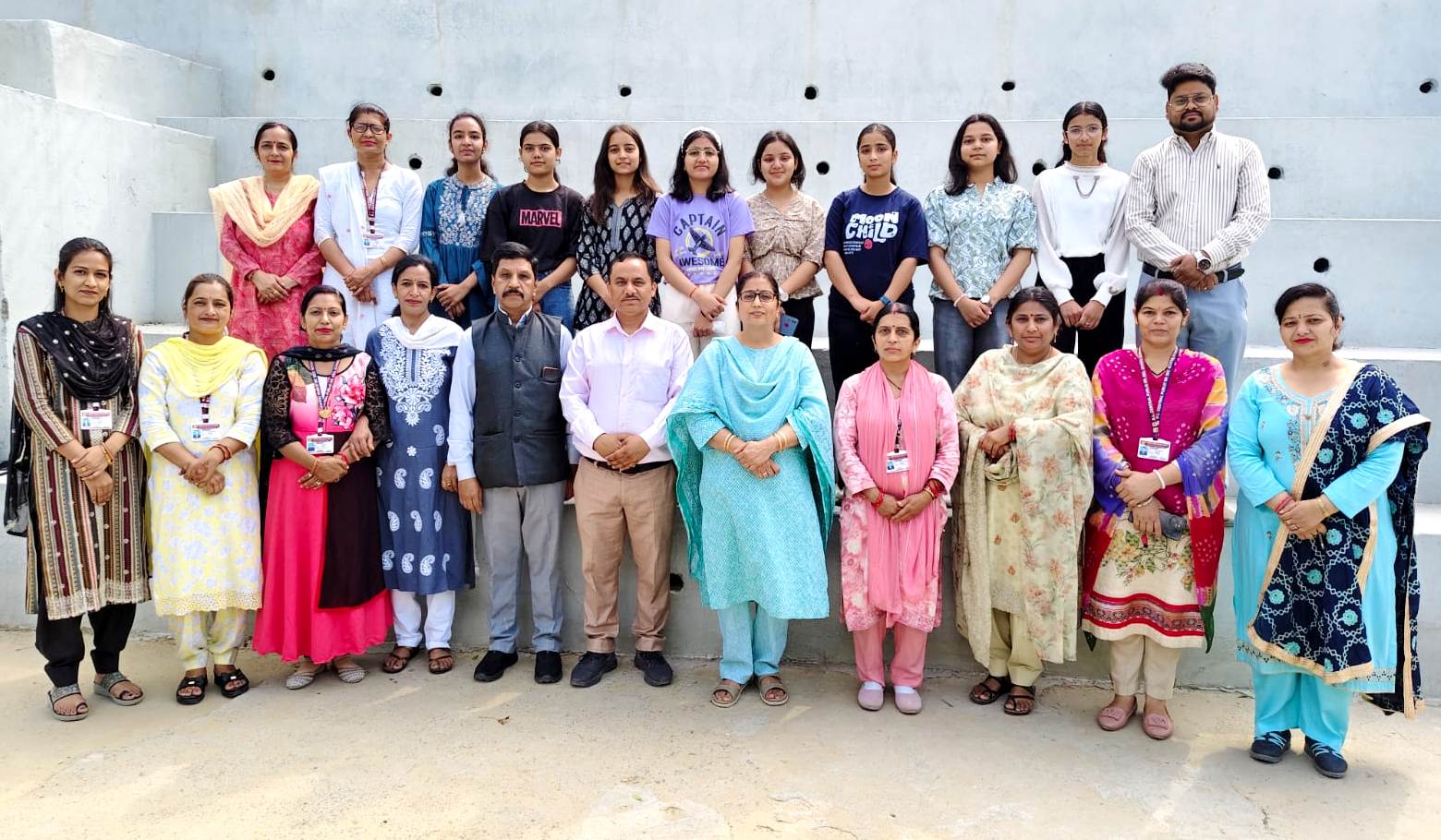 बी एल स्कूल कुनिहार में मेधावी छात्रों को किया सम्मानित