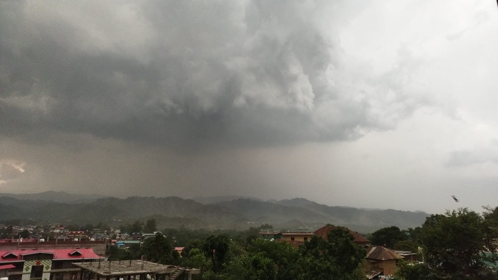 जिला सोलन मे दिन मे ही हो गया अंधेरा