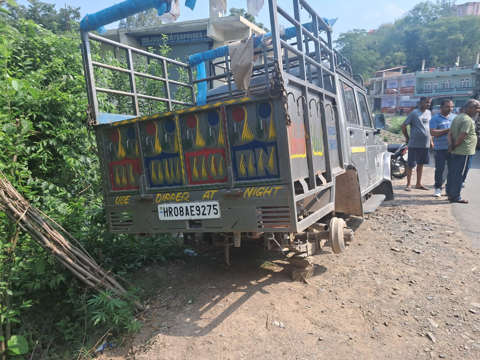 शुक्रवार रात्रि में चोरों ने बोलेरो कैंपर के चारों टायरो पर किया हाथ साफ़ ।