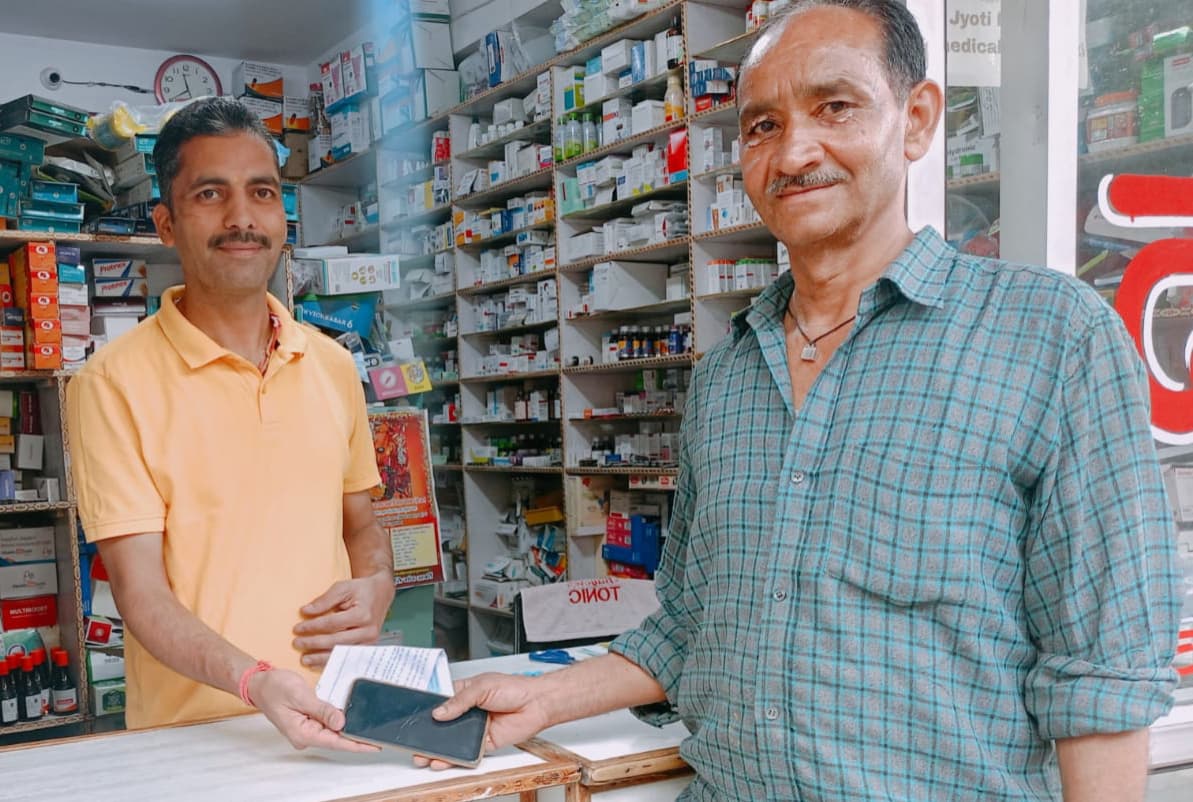 मोबाइल लौटाकर दिखाई ईमानदारी