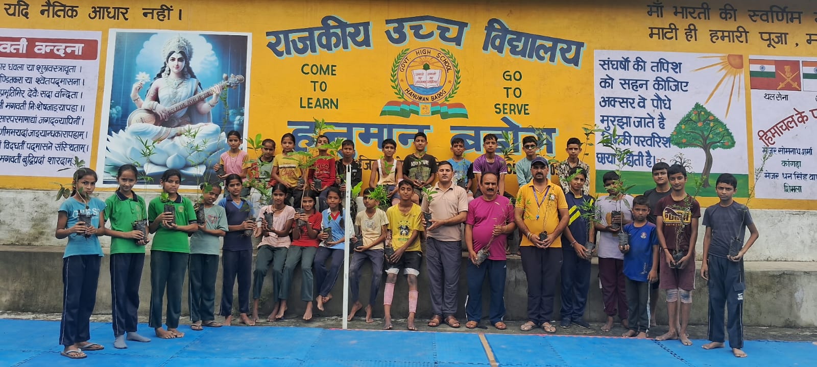 राजकीय उच्च विद्यालय हनुमान बड़ोग में एक पेड़ मां के नाम के अंतर्गत पौधारोपण का किया गया कार्यक्रम।