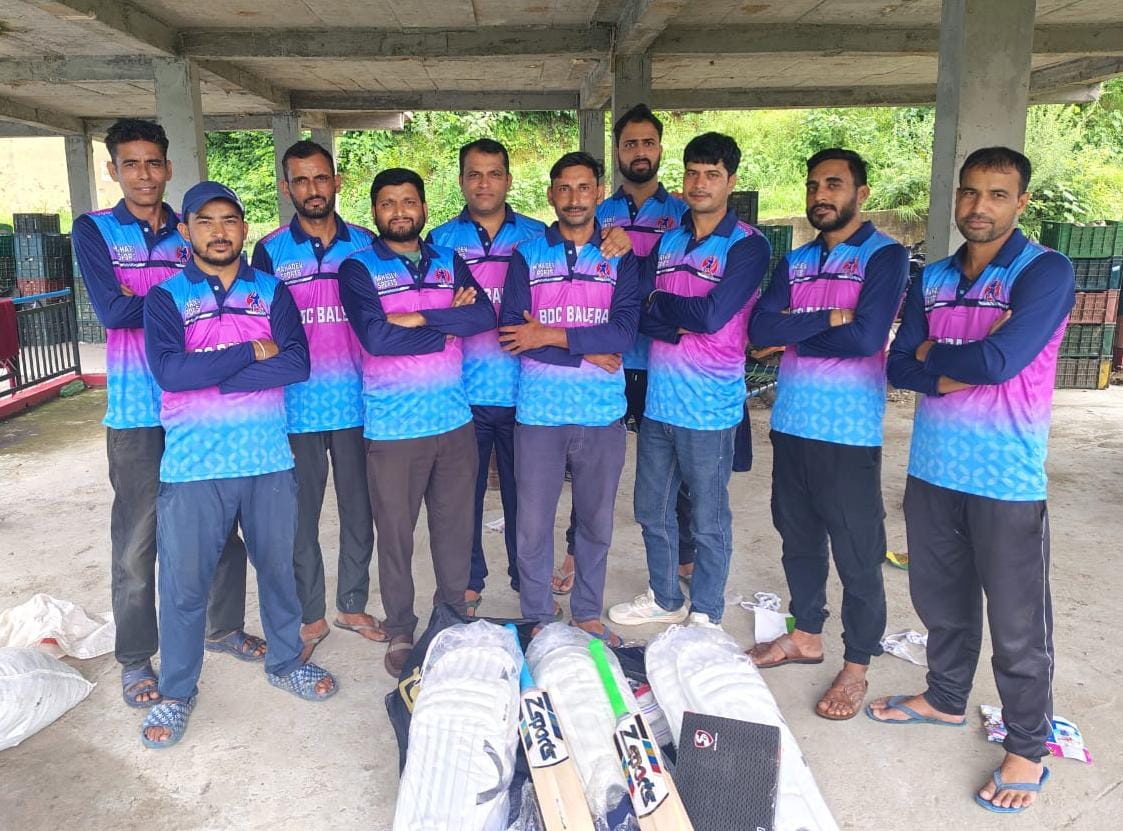 अर्की के करोली (बलेरा) क्लब को मिली क्रिकेट किट और जर्सी।
