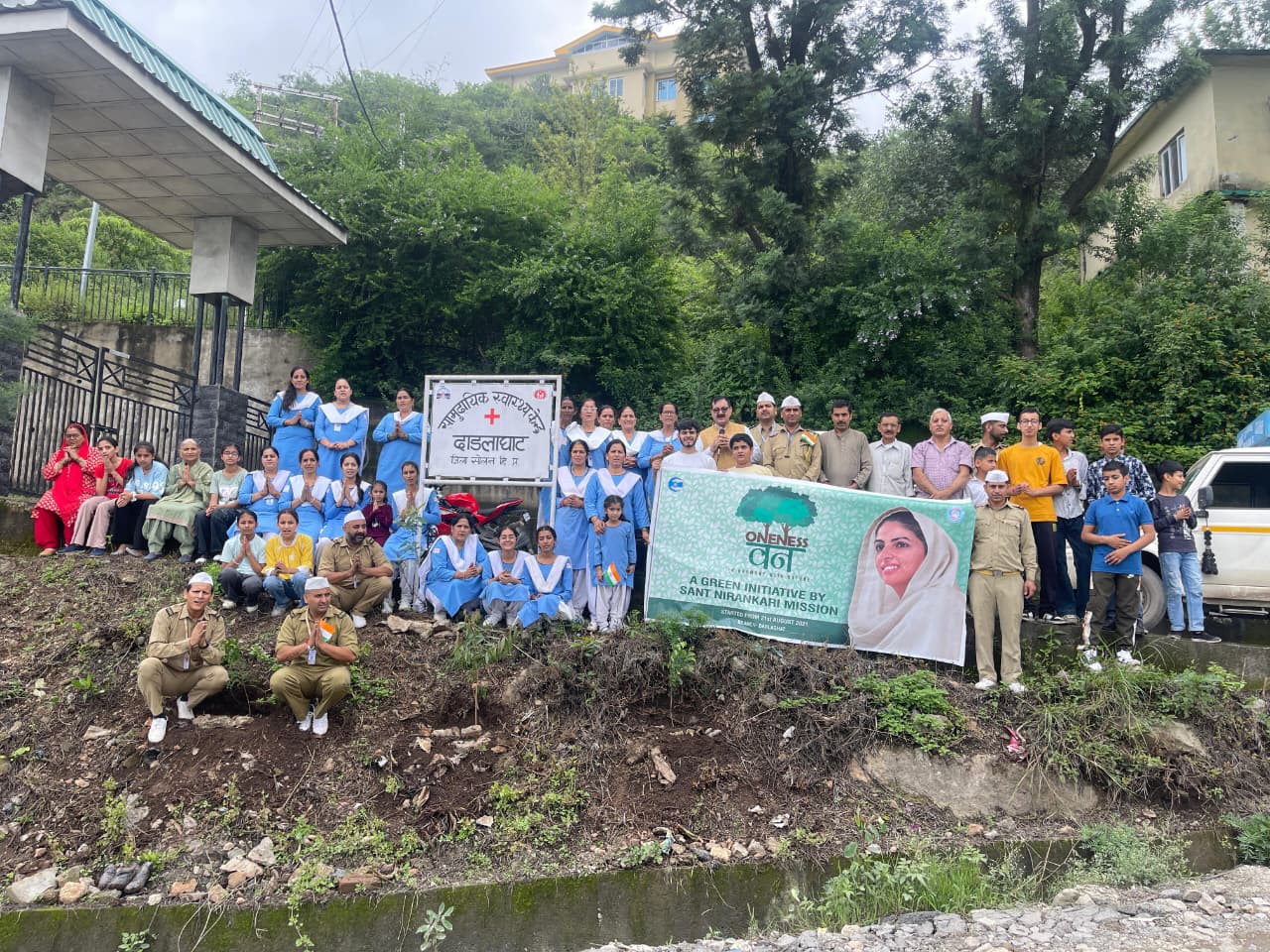 संत निरंकारी चैरिटेबल फाउंडेशन के सौजन्य से एकत्व वन अभियान के तहत दाड़लाघाट शाखा में पौधरोपण का आयोजन