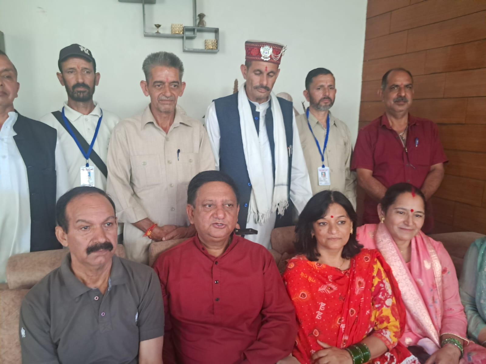 वृंदावन हरिद्वार यात्रा पर पट्टा जयनगर पंचायत के 50 राधा कृष्ण प्रेमी रवाना ।विकास समिति अर्की के सौजन्य से करवाई जा रही यात्रा ।