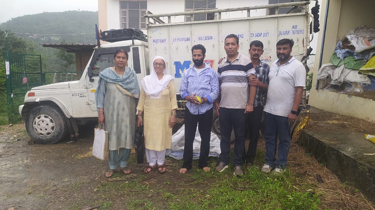 गोकुलधाम गौसदन अर्की के लिए देवेंद्र कौंडल ने दी दो गाड़ी तूड़ी