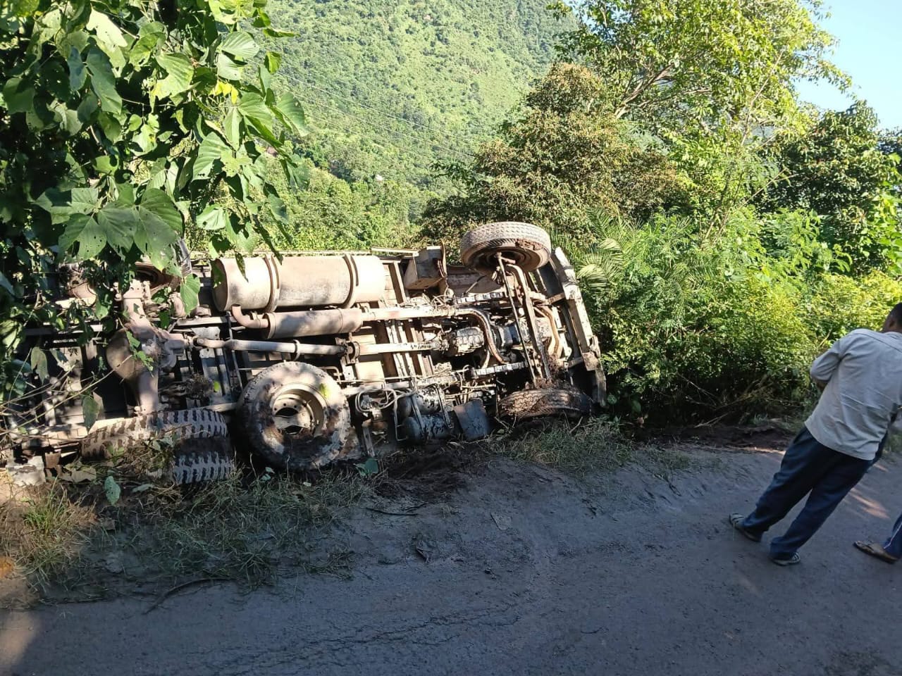 गम्भरपुल-चण्डी सड़क में सीमेंट से भरा ट्रक हुआ दुर्घटनाग्रस्त, चालक सुरक्षित, मदद की अपील