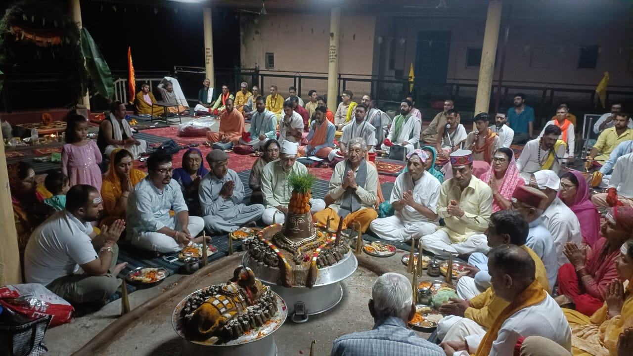 बृजेश्वर मंदिर दयोथल में क्षेत्र की सुखसमृद्धि के लिए सैंकड़ों ब्राह्मण कर रहे महायज्ञ