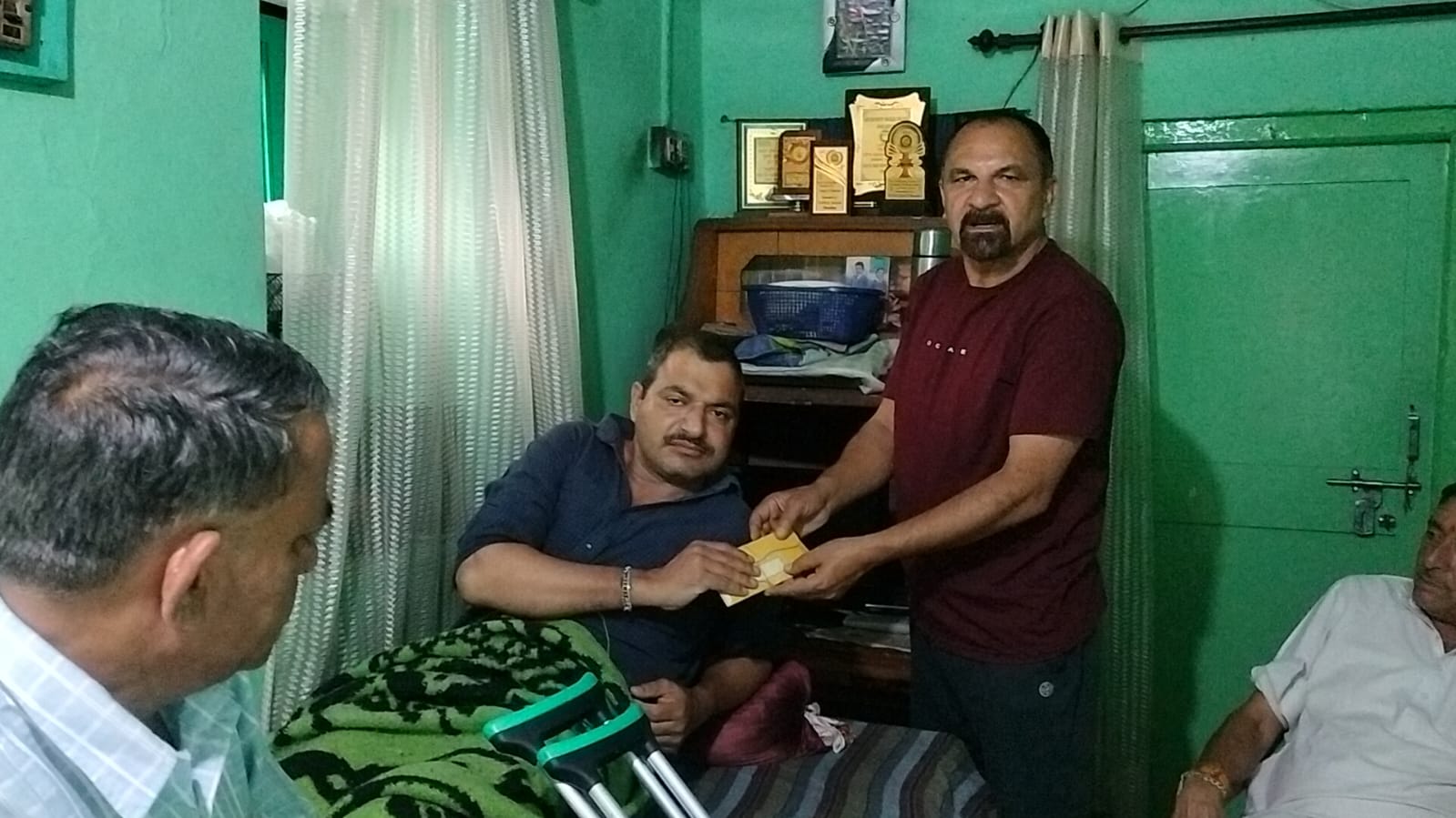 हेमराज के परिवार को आर्थिक सहयोग के लिए आगे आयी अर्की हेल्पिंग पीपल