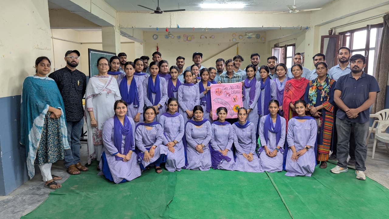 लक्ष्य इंस्टीट्यूट ऑफ एजुकेशन में नशा मुक्ति पर नुक्कड़ नाटक व नाट्य प्रस्तुति