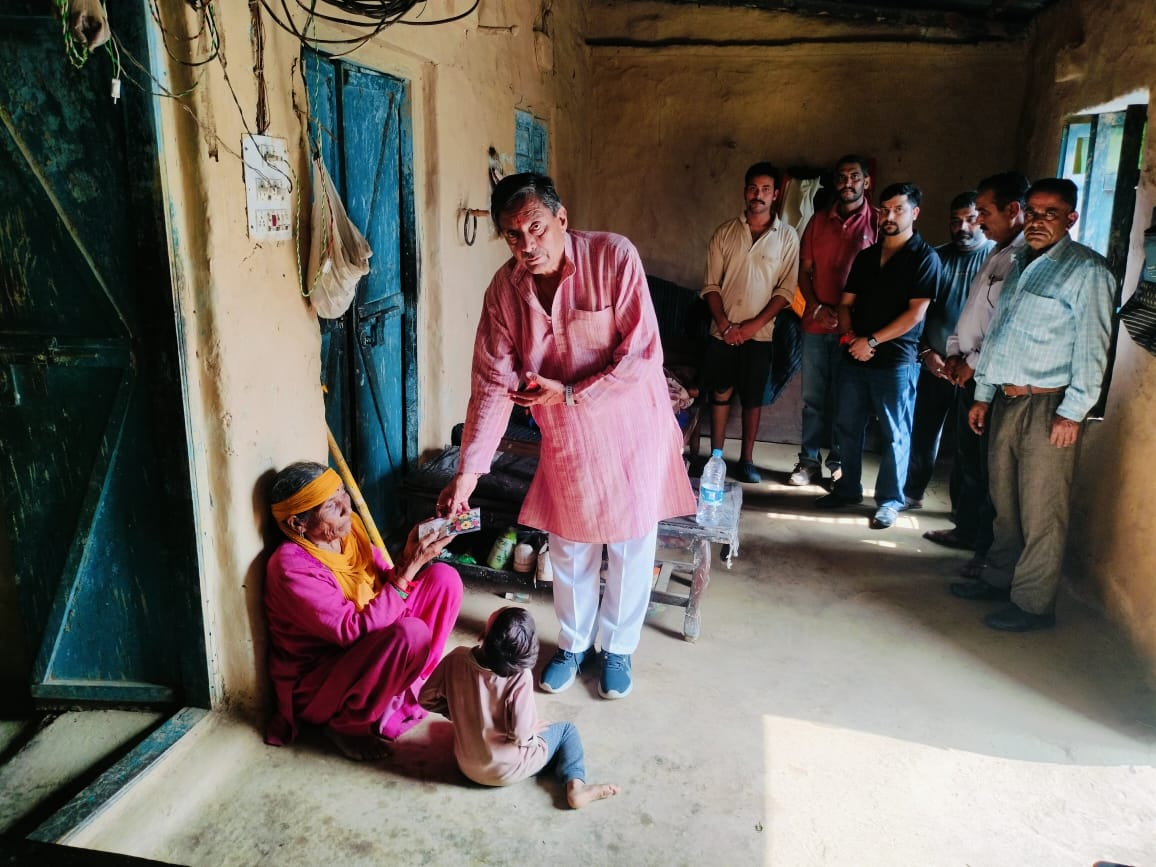 अर्की हेल्पिंग पीपल संस्था पहुंची जरूरतमन्द परिवार के पास,जाना कुशलक्षेम