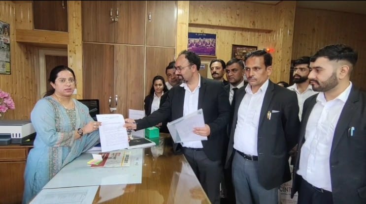 एन एच पांच सनवारा टोल प्लाजा को अस्थाई रूप से बंद करने की अधिवक्ताओं ने की प्रशासन से मांग