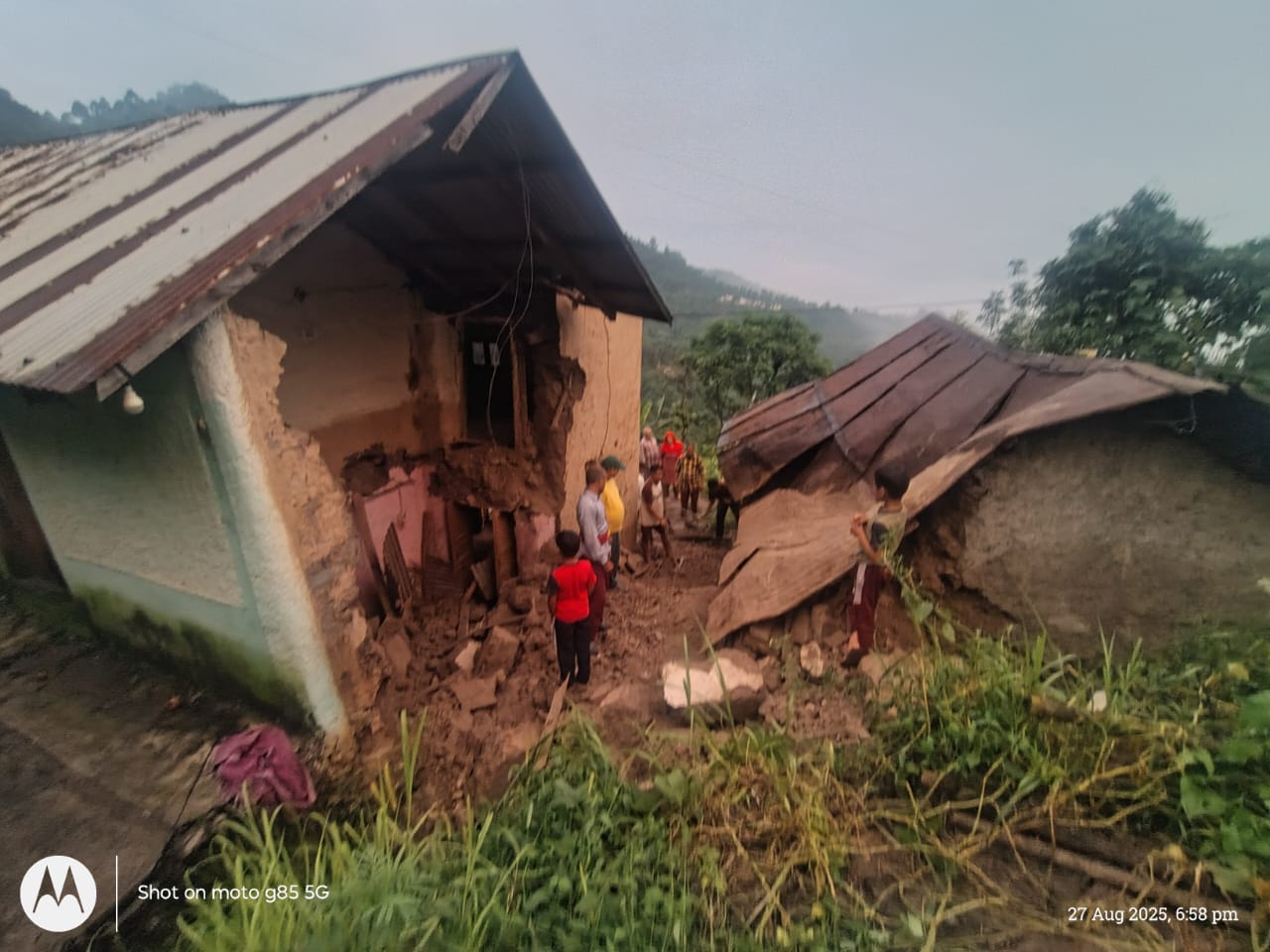 लगातार हो रही बारिश से गिरा मकान व गौशाला,कोई जानी नुकसान नही