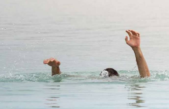 30 वर्षीय युवक ज्यालंग गांव के पास गंबर खड्ड के तेज बहाव में बहा ।