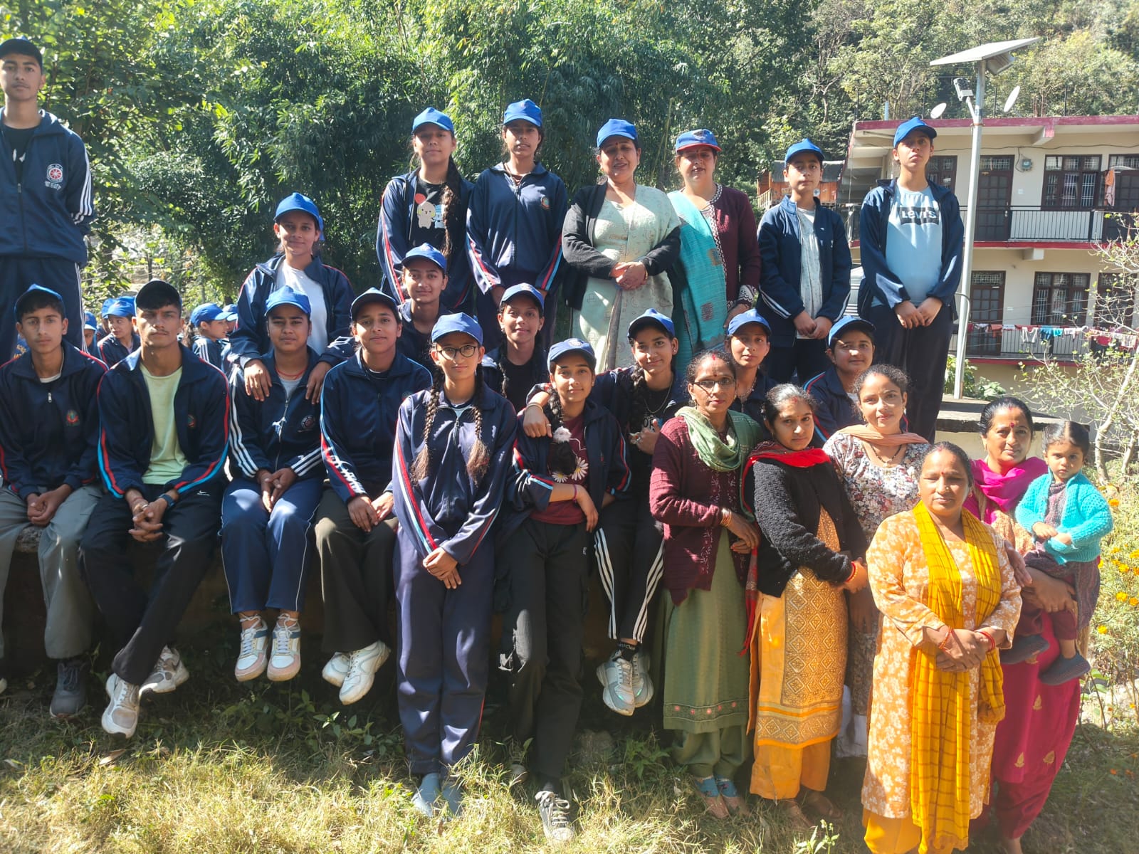 एनएसएस स्वयंसेवकों ने गोद लिए गांव दाड़लाघाट वार्ड-5 का किया भ्रमण