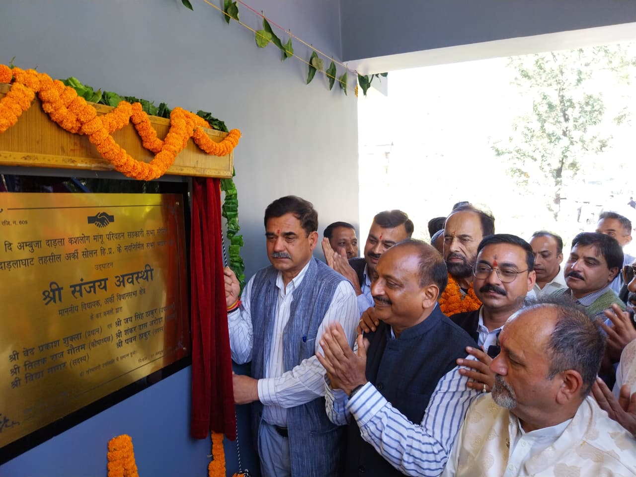 दाड़लाघाट में ADKM परिवहन सहकारी सभा सीमित के नवनिर्मित भवन के लोकार्पण समारोह में पहुंचे बतौर मुख्य अतिथि संजय अवस्थी