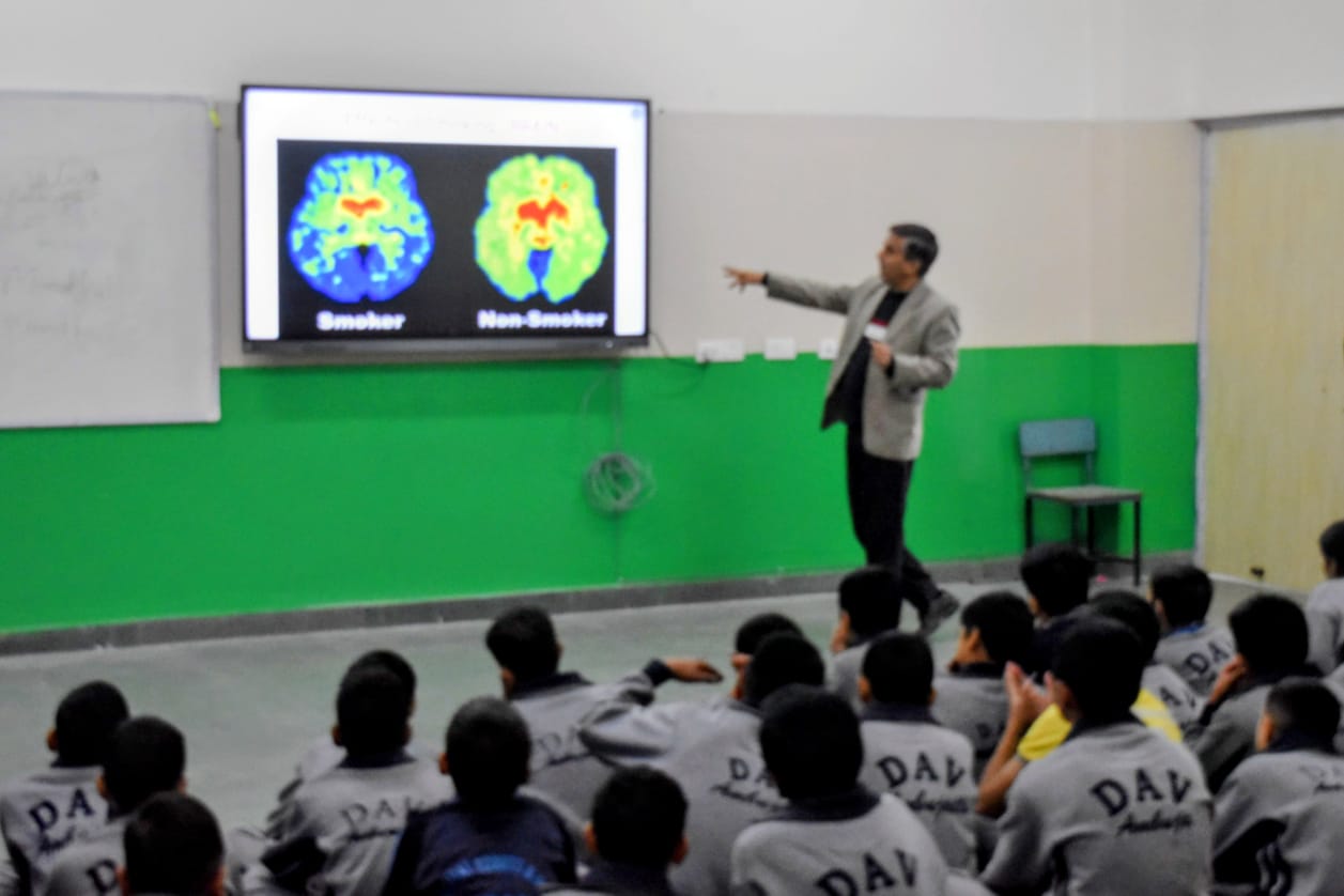 डीएवी अंबुजा विद्या निकेतन पब्लिक स्कूल दाड़लाघाट में विद्यार्थियों को नशा मुक्त जीवन शैली अपनाने पर जागरूकता कार्यक्रम का आयोजन