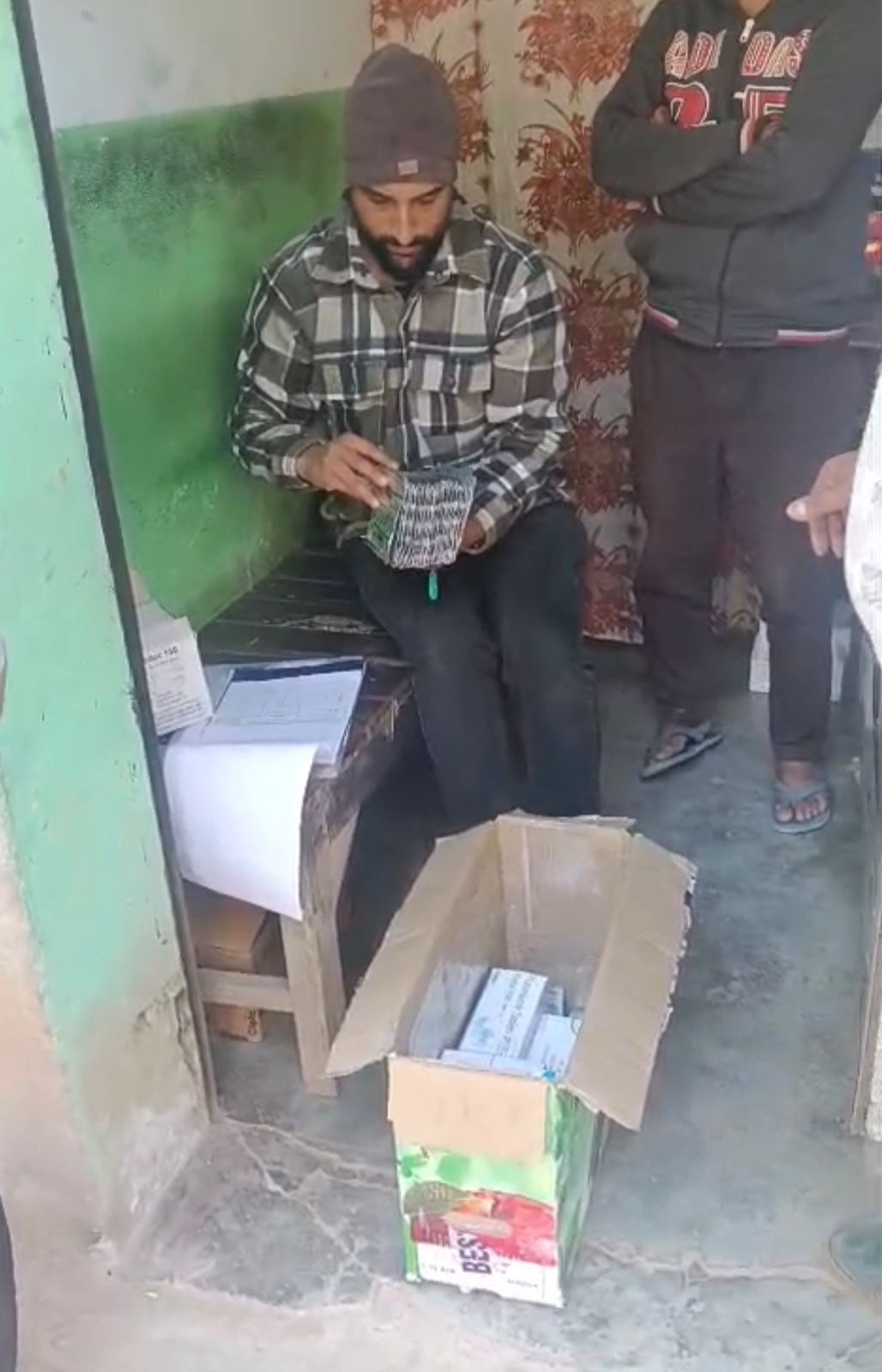 क्लिनिक से बिना लाइंसेंस बेची जा रही दवाइयां की बरामद