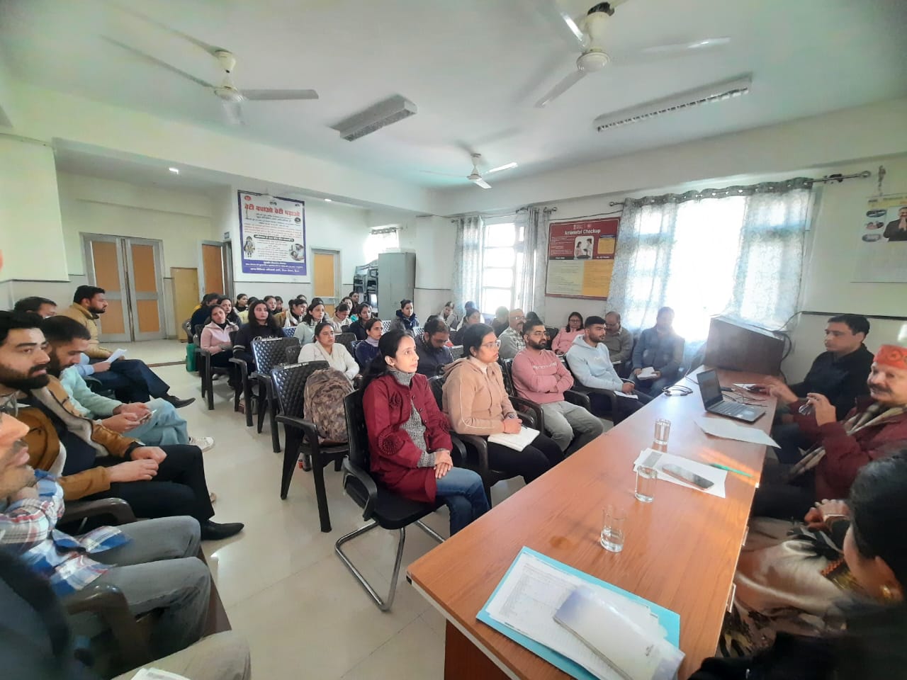 अर्की अस्पताल में मरीजों को बेहतर सुविधा प्रदान करने की रणनीतियों पर की गई चर्चा