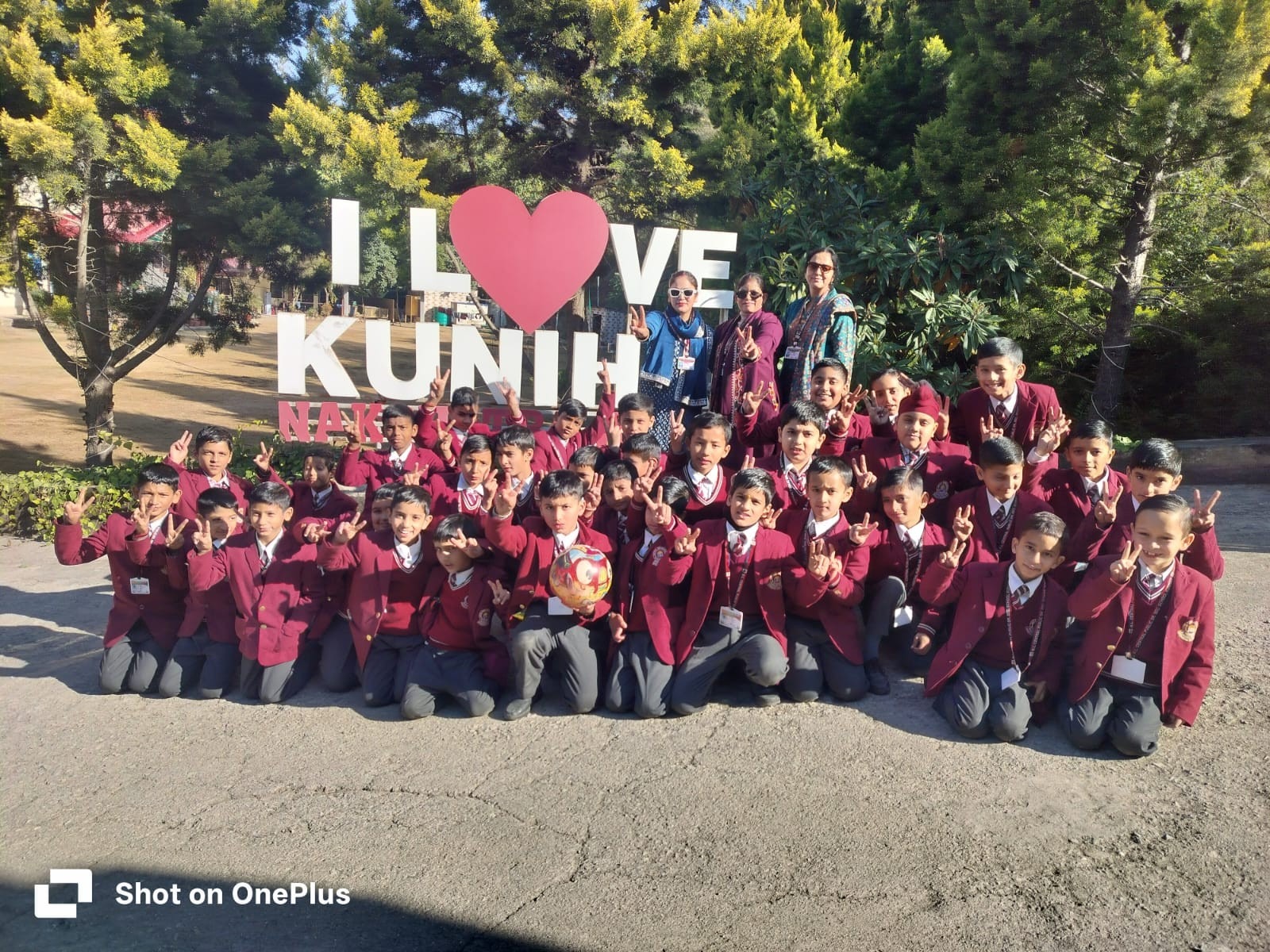 बी.एल. स्कूल कुनिहार के नन्हे-मुन्ने बच्चों ने किया नक्षत्र रेसॉर्ट तालाब मंदिर कुनिहार का भ्रमण