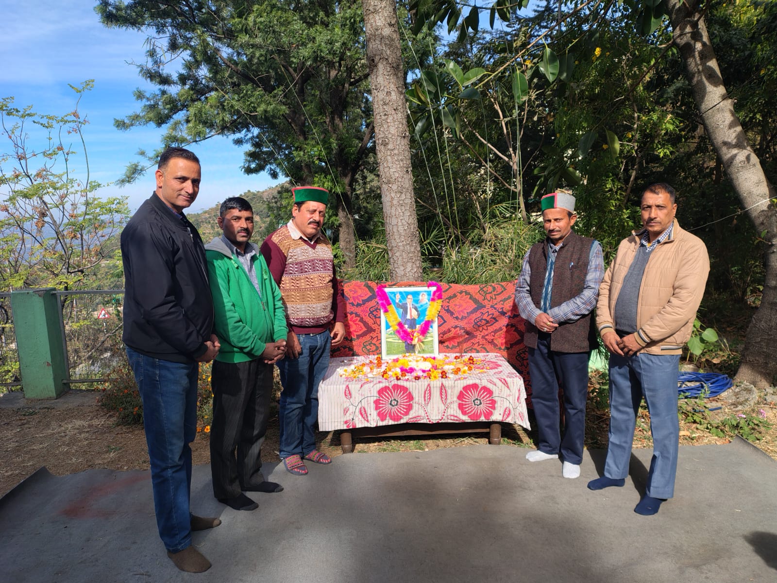 संविधान निर्माता बाबा साहेब भीमराव अंबेडकर को दी गयी भावभीनी पुष्पांजलि